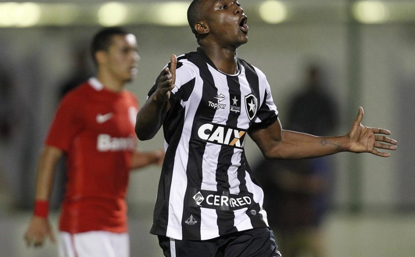 Botafogo derrota o Internacional e entra no G-6