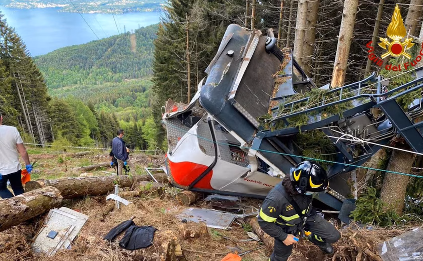 Mulher morre ao cair de penhasco após suas roupas ficarem presas em teleférico