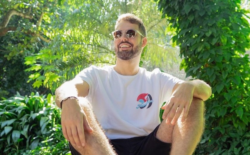 Matheus Costa mostra apartamento com iluminação de boate e seguidores brincam: 'Transformou num PC game'