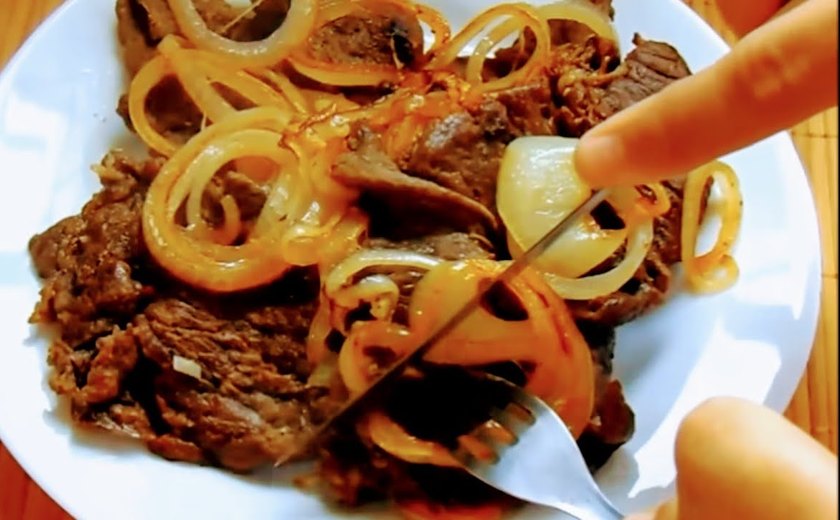 Aprenda a fazer bifes suculentos com uma dica simples de um restaurante badalado