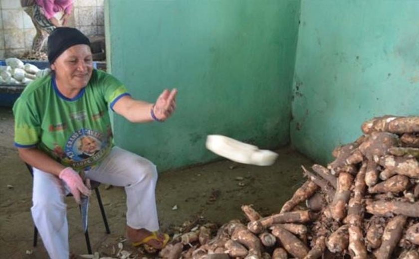 Famílias do povoado Mata Limpa comemoram reativação de Casa de Farinha