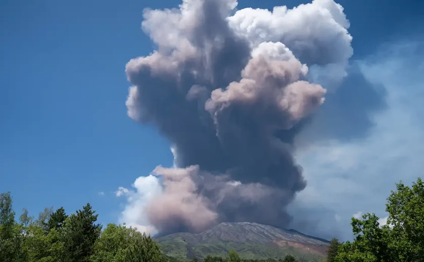 Piloto brasileiro flagra maior vulcão da Europa em erupção e registra vídeo em voo