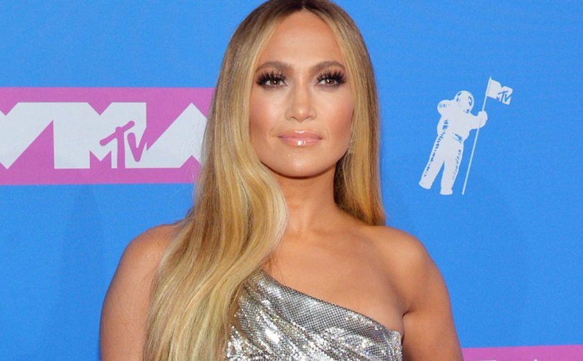 Jennifer Lopez comemora aniversário de 50 anos em ritmo de balada nos EUA