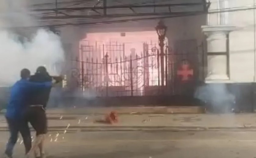 Torcedores do Vasco tentam invadir São Januário e atiram fogos contra portão