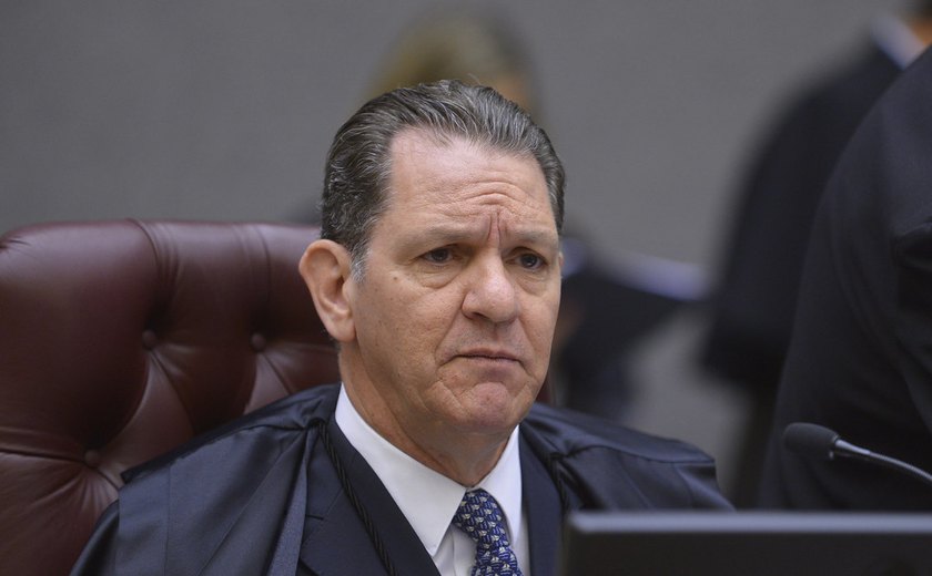 Ministro do STJ suspende julgamento de recurso contra investigação das rachadinhas