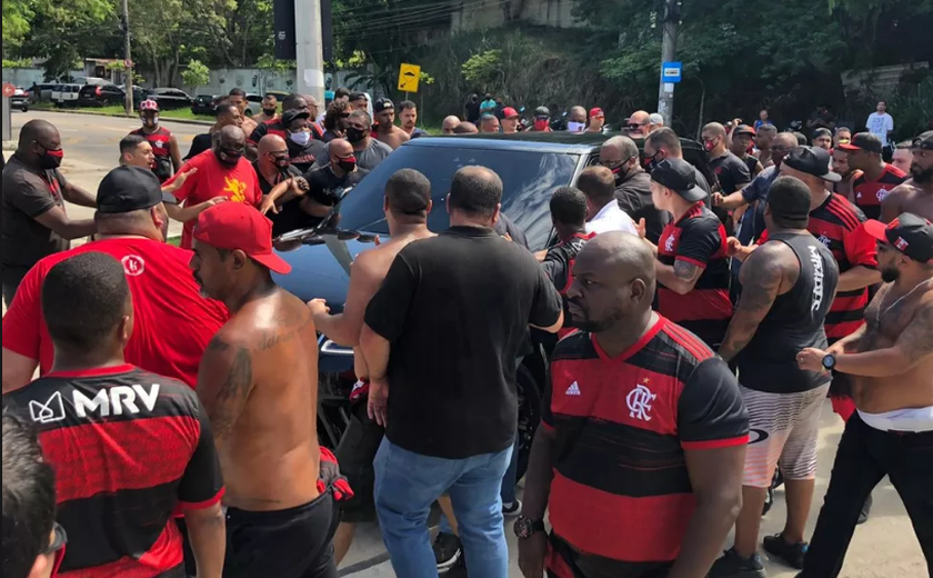 Torcedores protestam em frente ao CT do Flamengo e cercam carros de jogadores