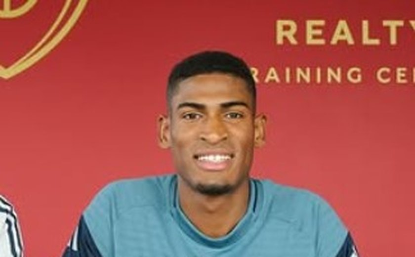Arsenal oficializa jovem zagueiro destaque do Valencia e da seleção sub-21 da Espanha