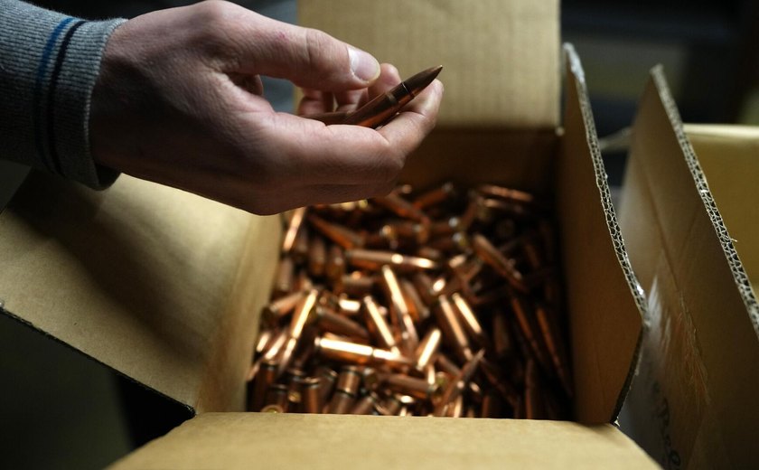 Zelensky quer que Ucrânia produza armas próprias, mas país não tem recursos, diz mídia