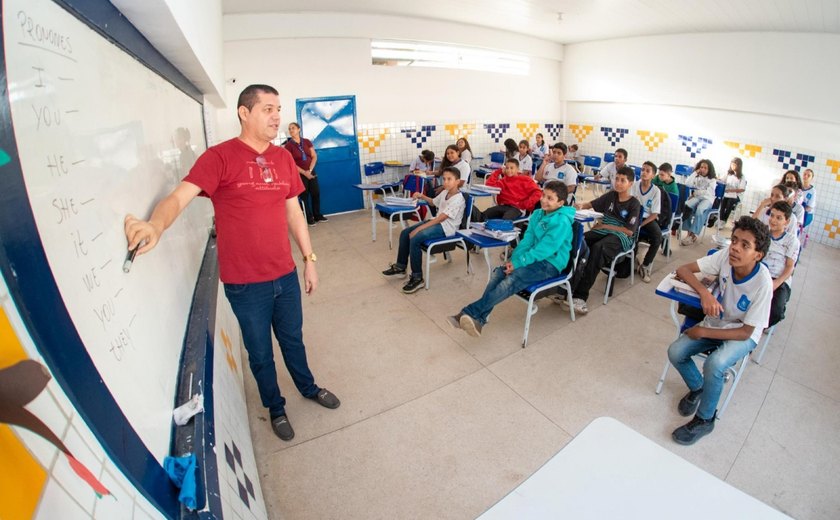 Paulo Dantas encaminha mensagem à ALE para concessão de R$ 51 milhões em bonificação aos servidores da educação