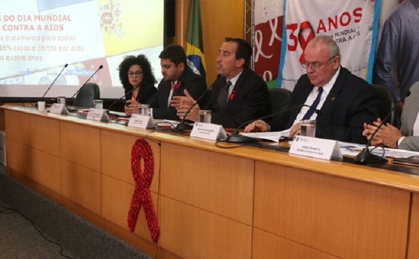 Garantia de tratamento para todos reduz em 16% os óbitos por aids no país