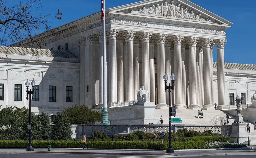 Suprema Corte dos EUA se divide ao decidir sobre poder de juízes para barrar decretos de Trump