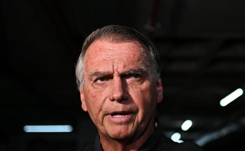 Bolsonaro chora em culto após decisão de Moraes contra prisão