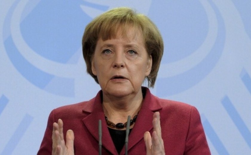 Chanceler alemã Angela Merkel cai de esqui e sofre fissura na bacia