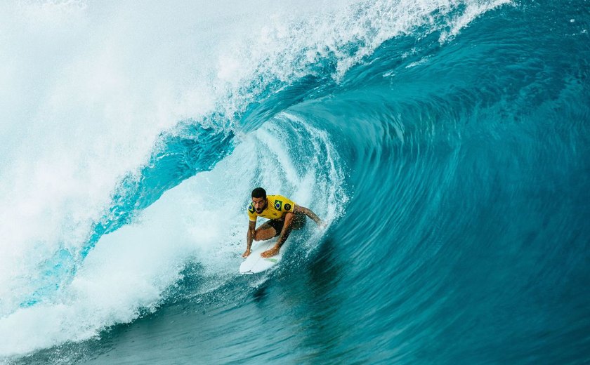 Filipe Toledo avança em Teahupo’o e garante vantagem no Finals