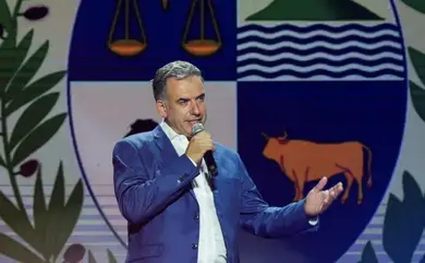 Yamandú Orsi toma posse como novo presidente do Uruguai