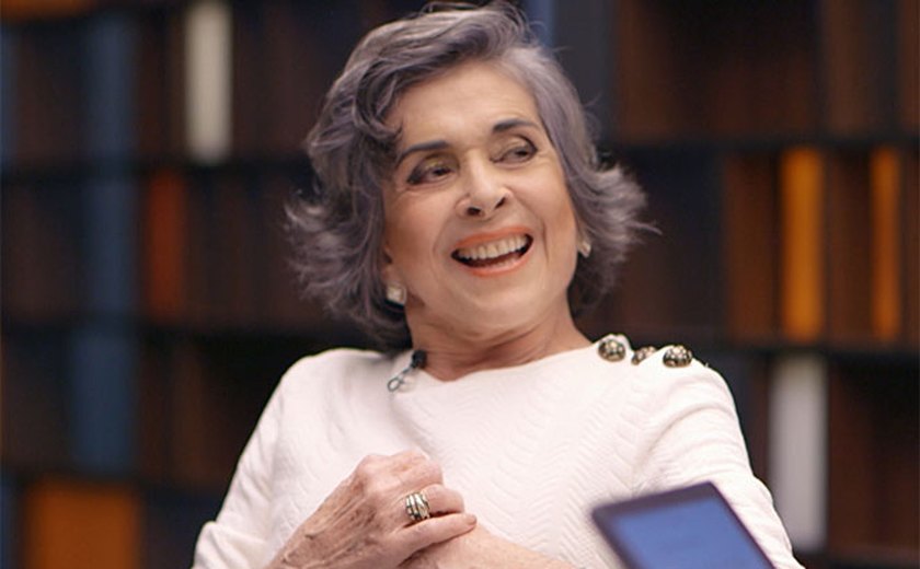 Trinta anos depois, Beth Faria assiste à novela ‘Tieta’ ao lado da neta
