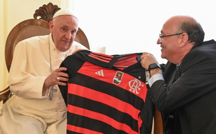 Papa Francisco recebe Ilan Goldfajn, presidente do BID, e ganha uma camisa do Flamengo