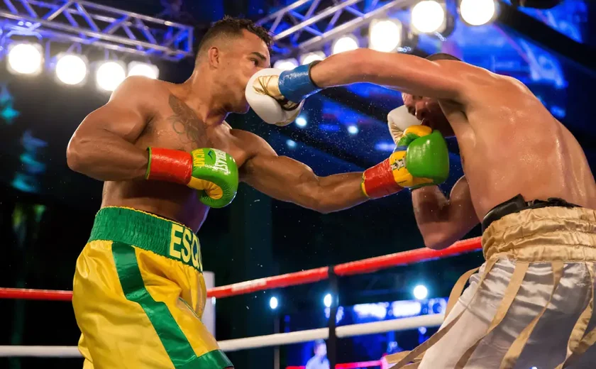 Boxeador argentino é socorrido de maca após sofrer nocaute brutal de francês, no Canadá; veja vídeo