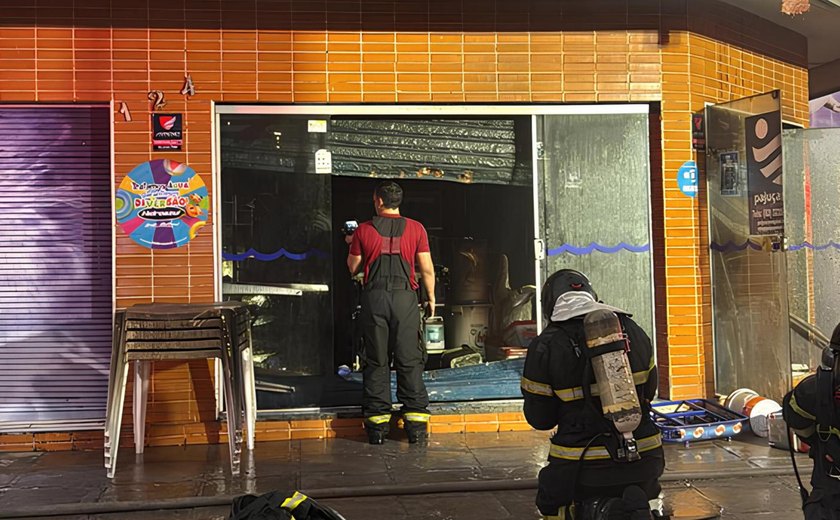 Bombeiros combatem incêndio em loja de produtos para piscina na Jatiúca