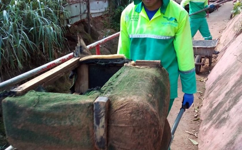 Coleta de volumosos: serviço evita descarte irregular de móveis inservíveis