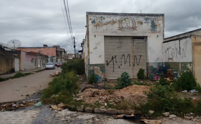 Ruas e praças do bairro Primavera estão abandonadas em Arapiraca