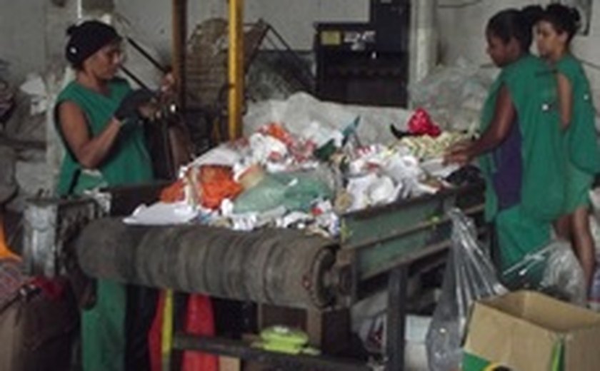 CGE firma parceria com cooperativa para doação de materiais recicláveis
