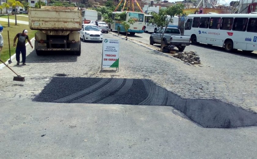Prefeitura mantém manutenção de ruas em bairros de Arapiraca