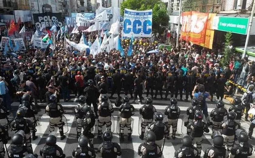 Protestos na Argentina pedem envio de alimentos para restaurantes populares, que alegam corte de abastecimento por Milei