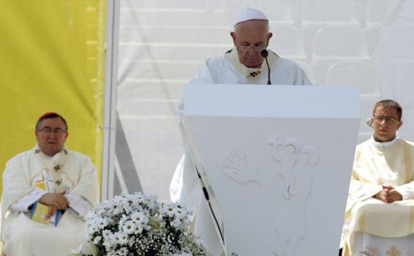 Papa denuncia fabricantes e traficantes de armas