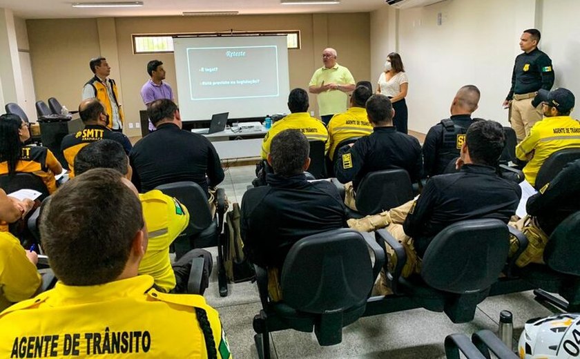 Agentes da SMTT recebem treinamento sobre aferição de alcoolemia no trânsito