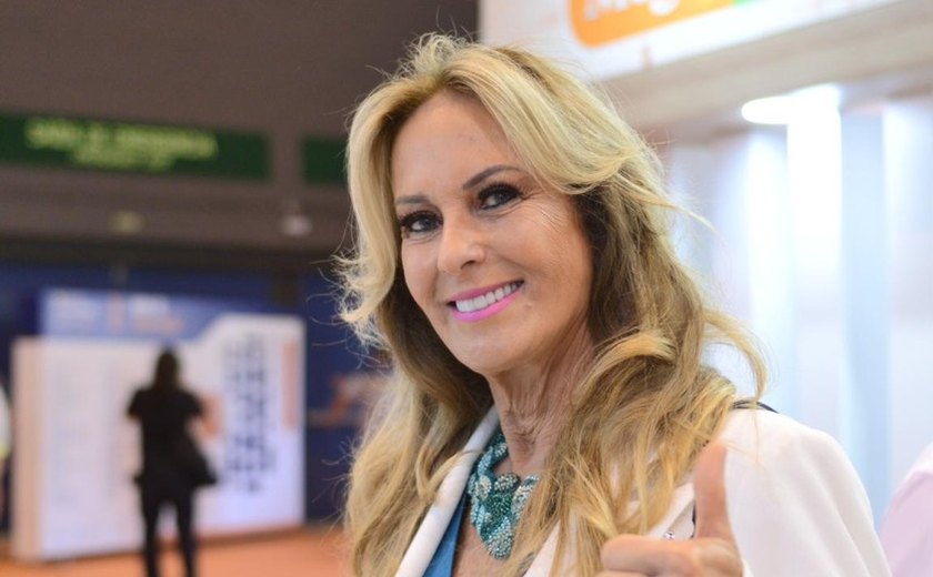 ‘Esse nome câncer vem como uma facada’, diz Helô Pinheiro, em tratamento