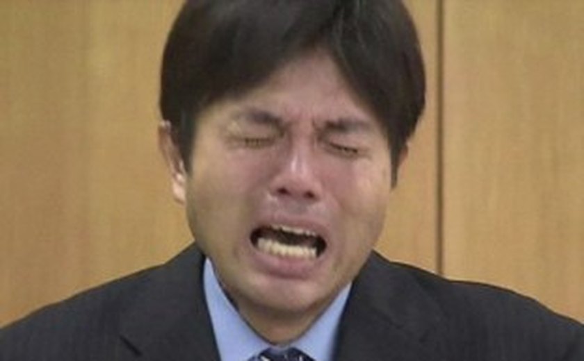 Político japonês que ficou famoso na internet após chorar renuncia ao cargo