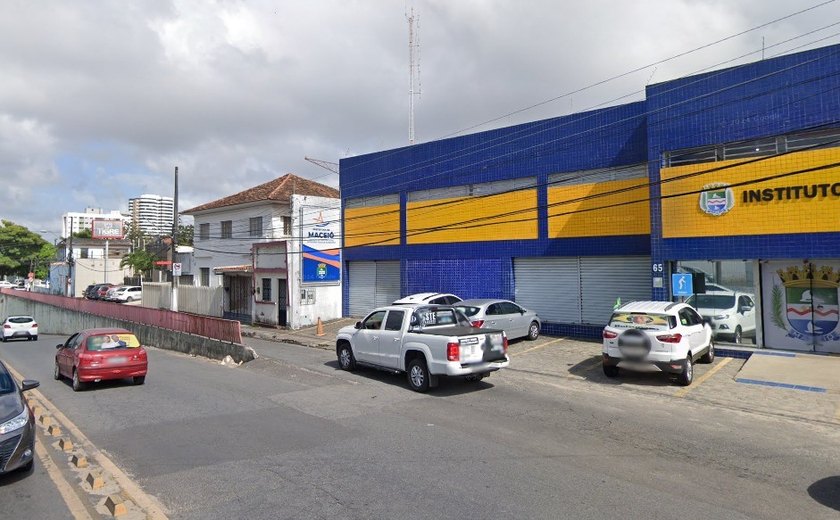 DMTT reforça sinalização de proibição de tráfego em alça de viaduto
