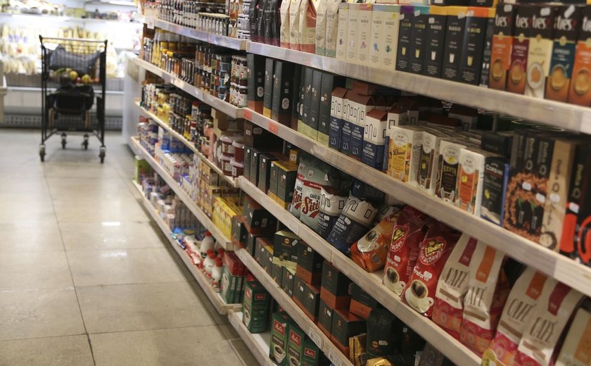 Comércio tem queda de 0,4% em abril, depois de três altas