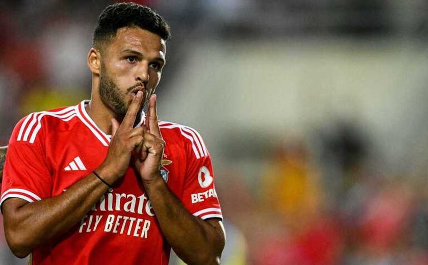 Substituto de Mbappé? PSG oferece R$ 420 milhões por atacante do Benfica