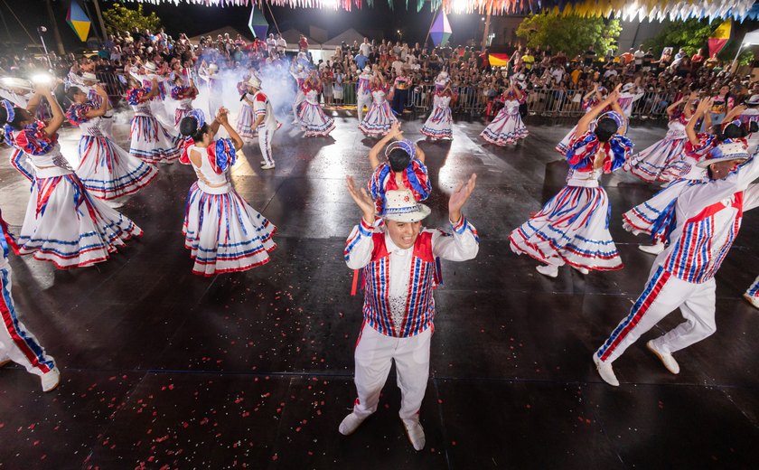 Coco de Roda emociona publico na primeira noite do concurso em Jaraguá