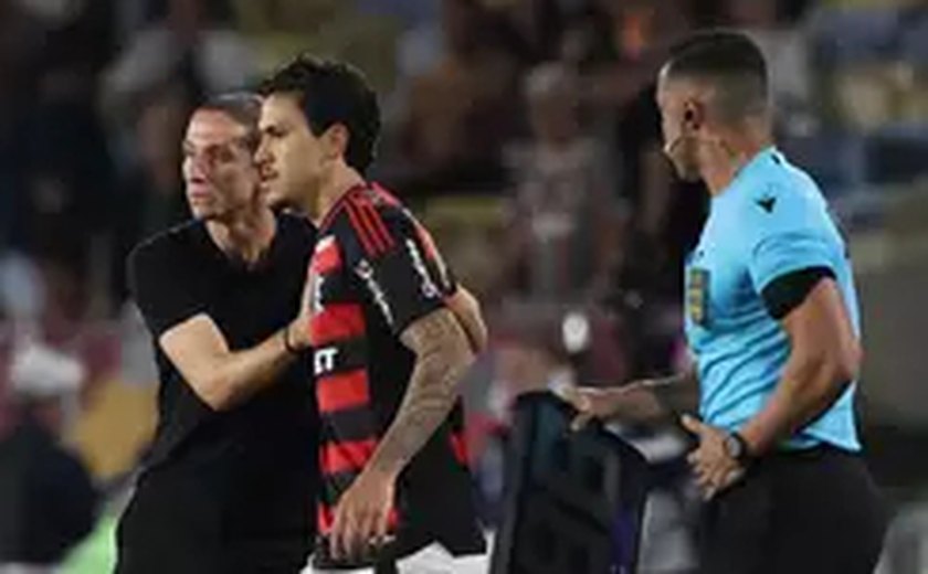 Pedro desencanta, beija o escudo do Flamengo e é aplaudido por Filipe Luís após marcar