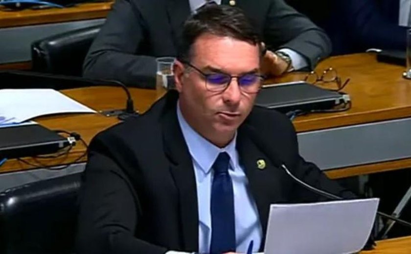 'A gente nunca sabe se alguém tá gravando', disse Bolsonaro ao ser gravado por Ramagem