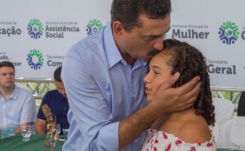 Marlan Ferreira entrega cerca de 4 mil tablets aos alunos da rede municipal e inaugura obras em Limoeiro