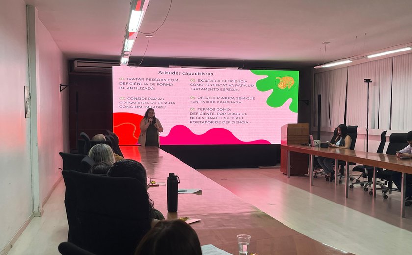 Prefeitura de Maceió realiza palestra com servidores sobre letramento acessível