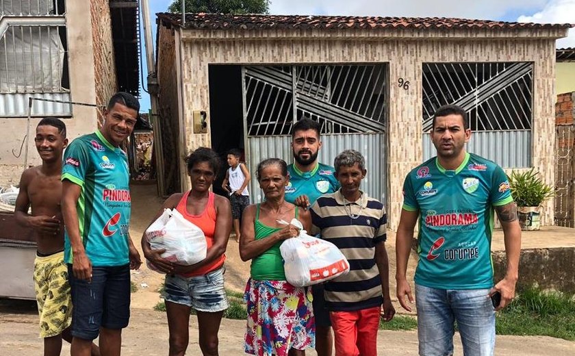 Jogadores do Coruripe doam cestas básicas para famílias carentes da cidade