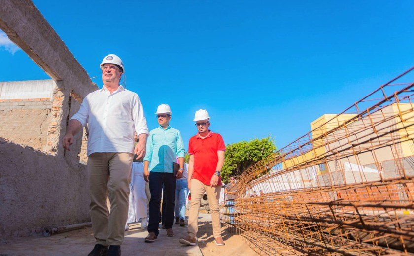 Ao lado de músicos, prefeito Luciano visita obras do Conservatório de Arapiraca
