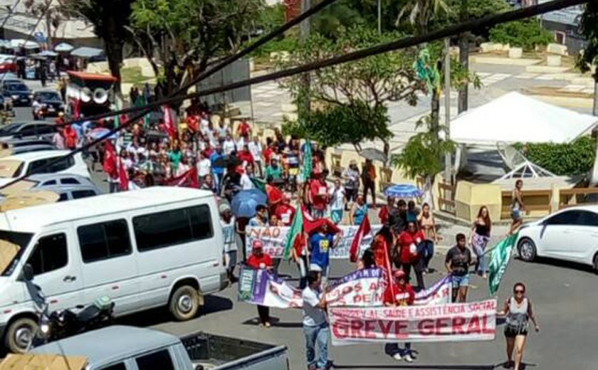 Centrais sindicais promovem manifestação contra as reformas do governo federal em Palmeira