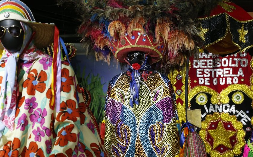 Carnaval do Recife começa com reverência ao maracatu