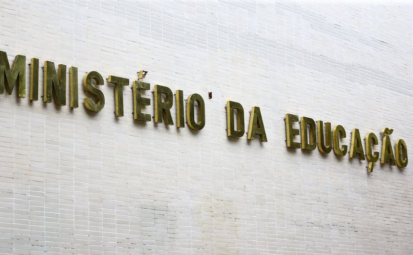 MEC propõe grupo para debate sobre operações policiais em escolas