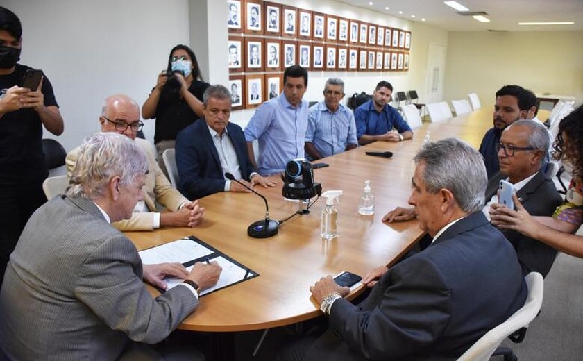 Assinatura de ordem de serviço leva obras do Pró-estrada ao Agreste e Sertão