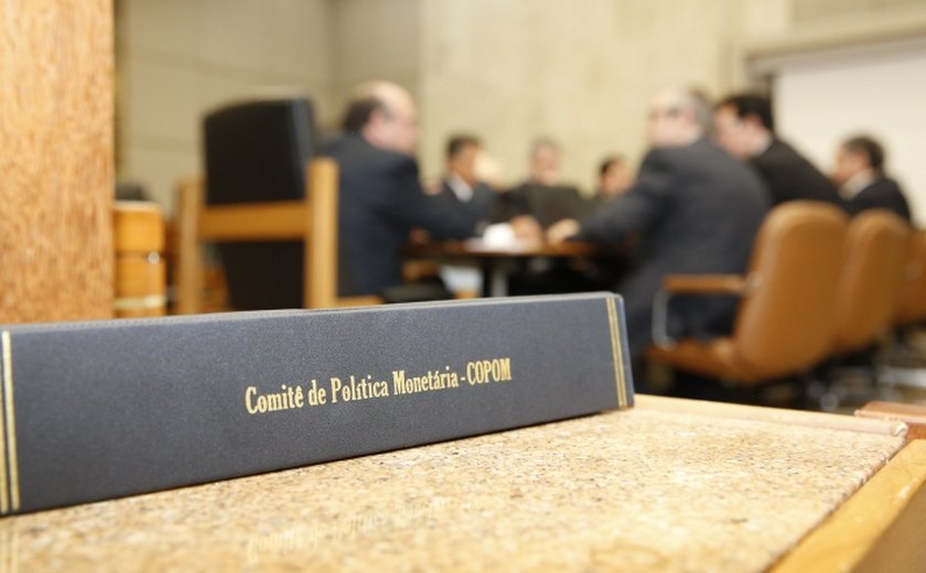 Copom acompanha riscos de desaceleração global com inflação pressionada, diz ata