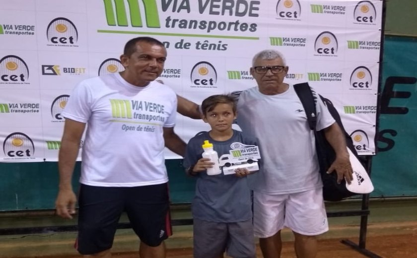 Aluno da rede municipal vence torneio de tênis em Aracaju