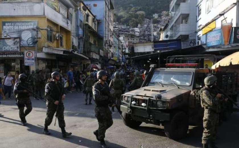 Forças Armadas começam a deixar a Favela da Rocinha no Rio