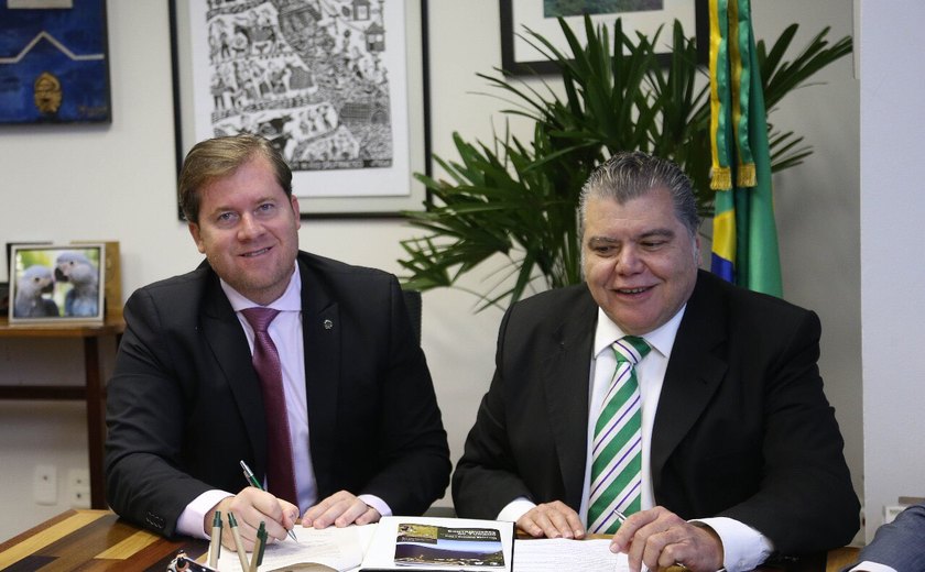 Ministro Marx Beltrão firma parceria em defesa do ecoturismo no Brasil